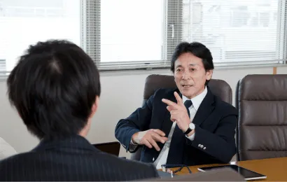 社内コミュニケーションをしている二人