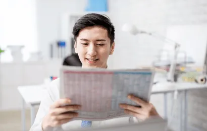 社内報を読んでいる社員