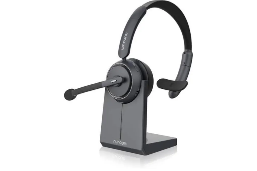 Single-ear Nuroum HP31S wireless headset with a boom microphone resting on its charging stand.