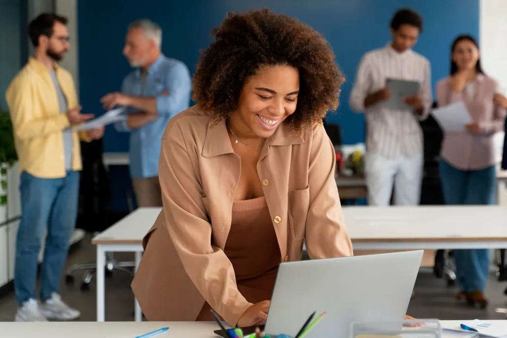 a black woman is smiling because she is satisfied with her hybrid workplace strategy